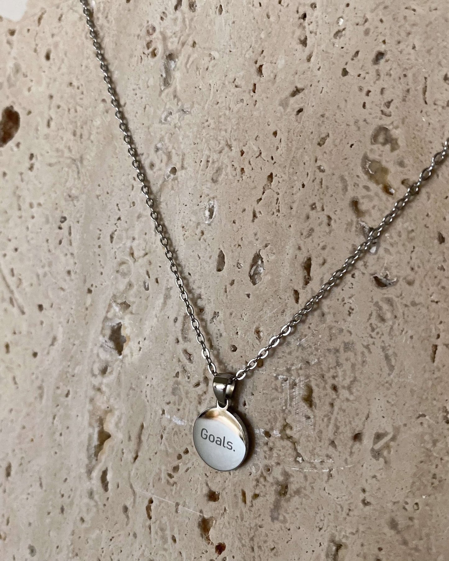 Silverfärgat stålhalsband – Brick