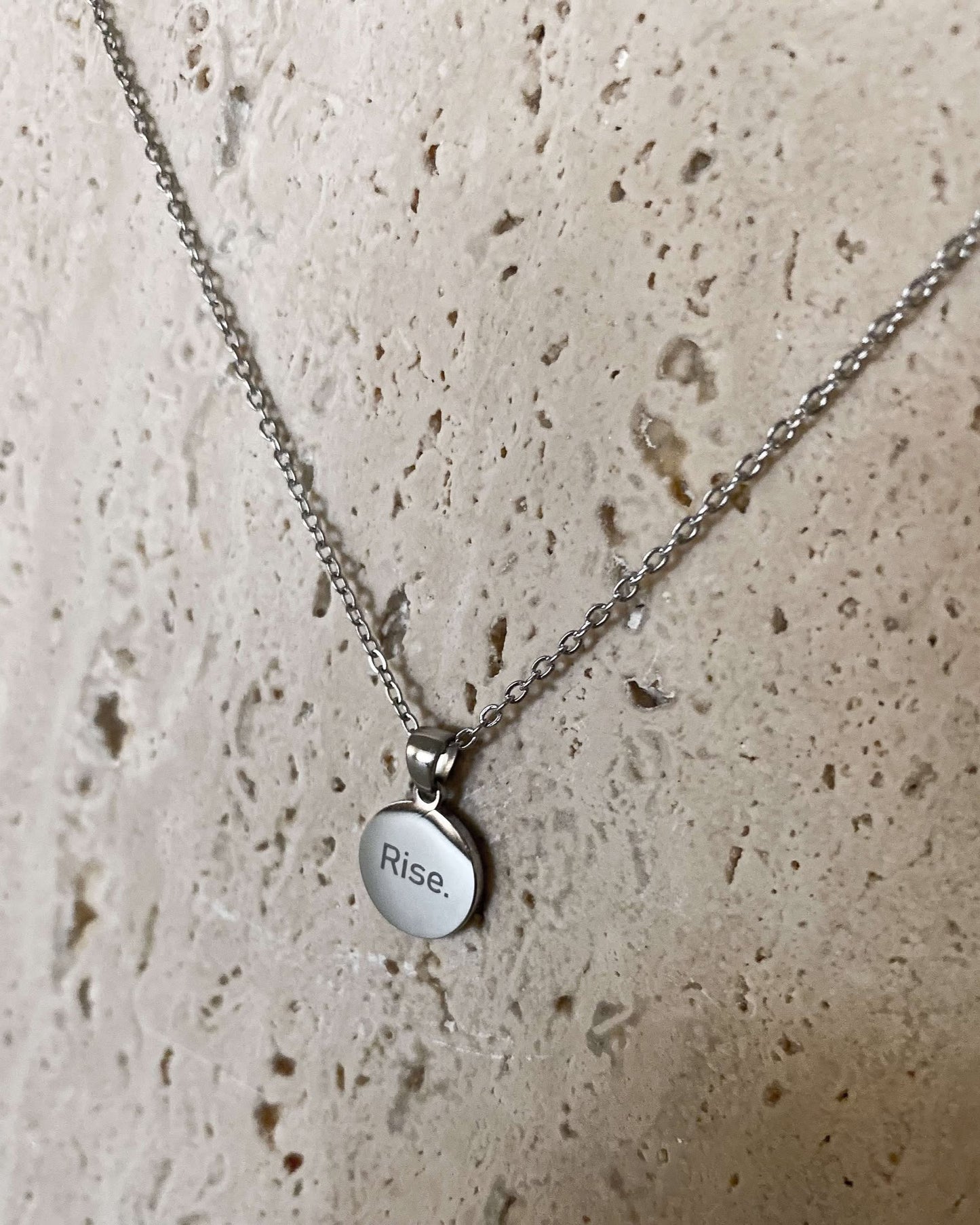 Silverfärgat stålhalsband – Brick